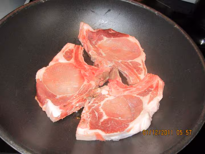 Cotelettes de porc aux champignons en creme moutarde