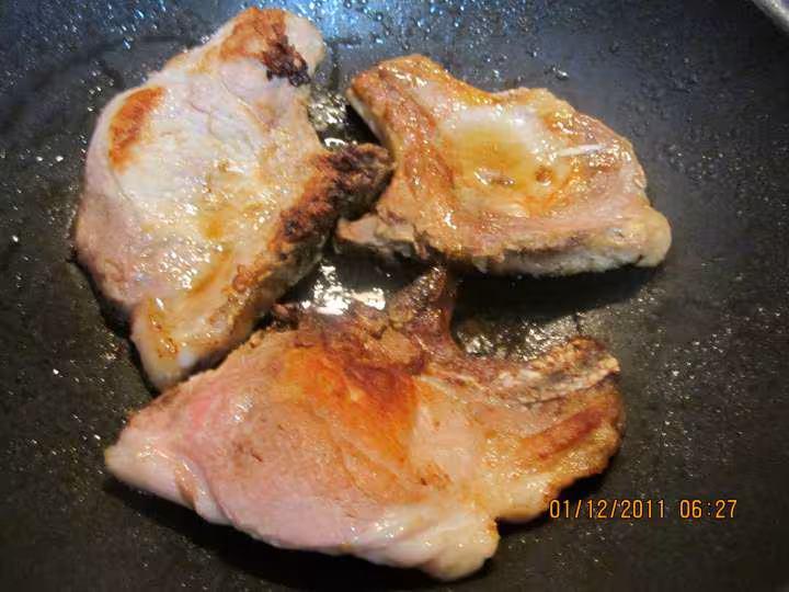 Cotelettes de porc aux champignons en creme moutarde