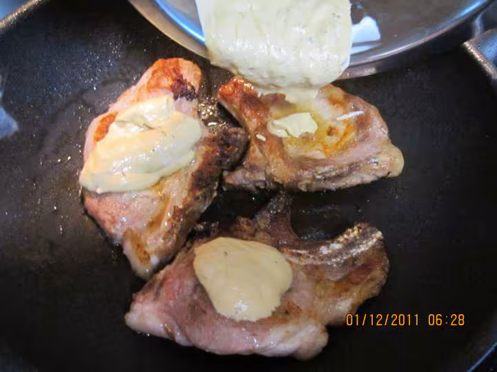 Cotelettes de porc aux champignons en creme moutarde