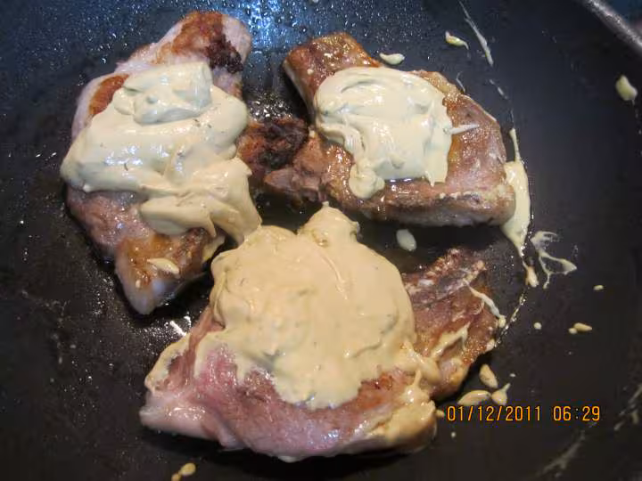 Cotelettes de porc aux champignons en creme moutarde