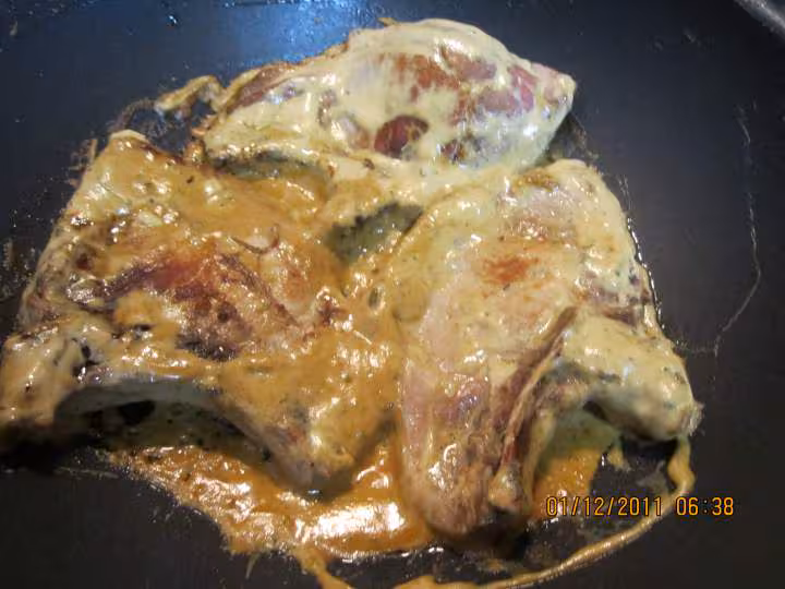 Cotelettes de porc aux champignons en creme moutarde