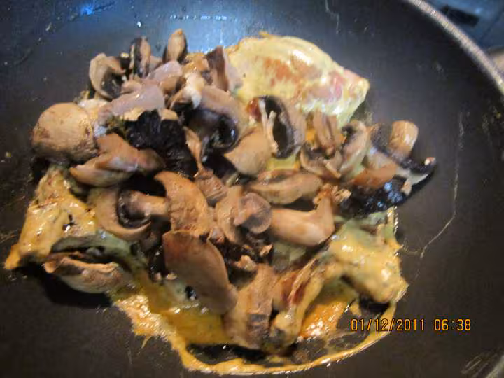 Cotelettes de porc aux champignons en creme moutarde