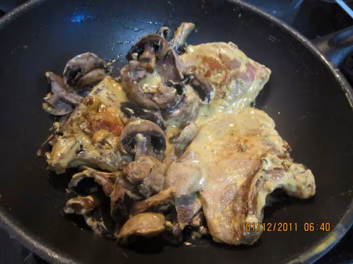Cotelettes de porc aux champignons en creme moutarde