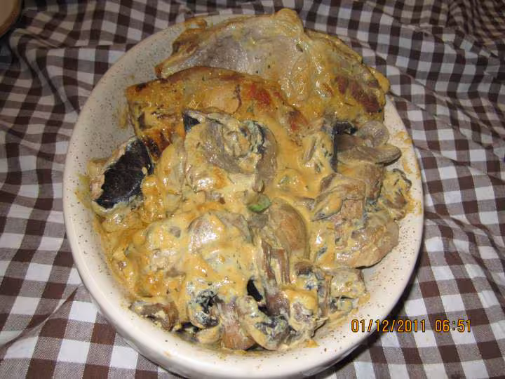Cotelettes de porc aux champignons en creme moutarde