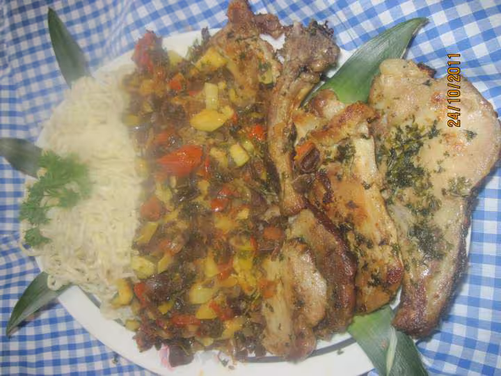 Cotelettes de porc aux pate chinoise et legumes