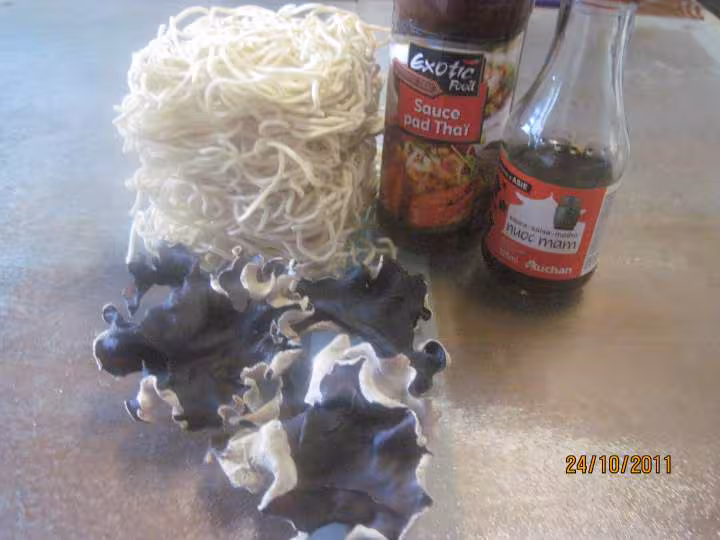 Cotelettes de porc aux pate chinoise et legumes
