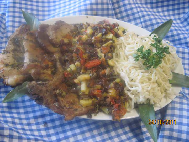 Cotelettes de porc aux pate chinoise et legumes
