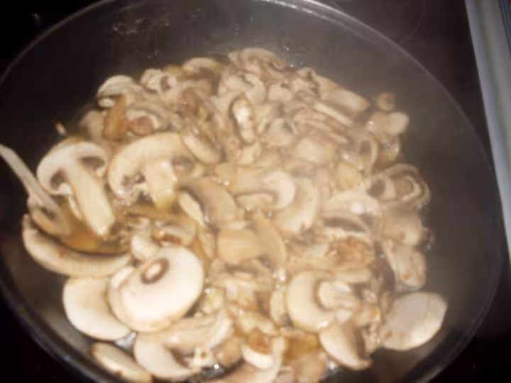 Cotelettes de porc endives champignons en sauce