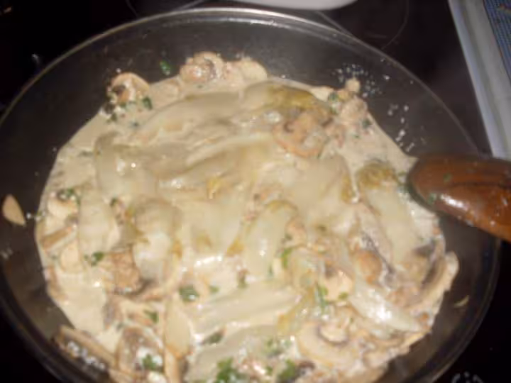 Cotelettes de porc endives champignons en sauce
