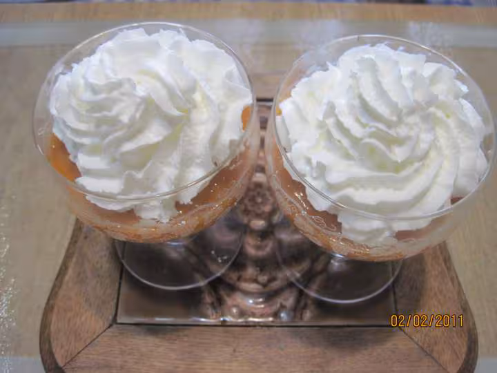 Coupes de compote d abricots amp chantilly