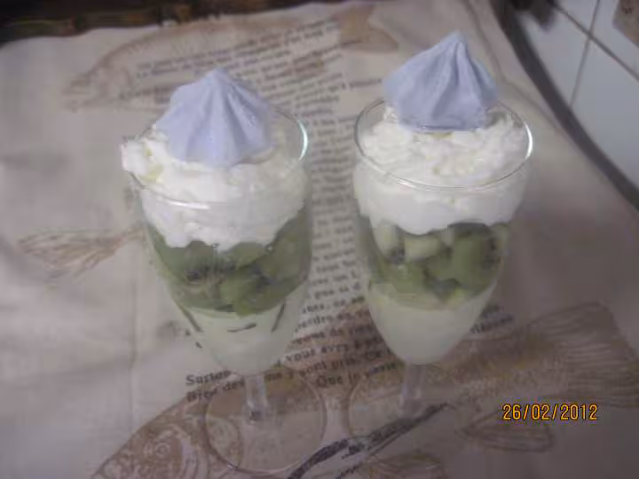 Coupes de glace vanille aux kiwis