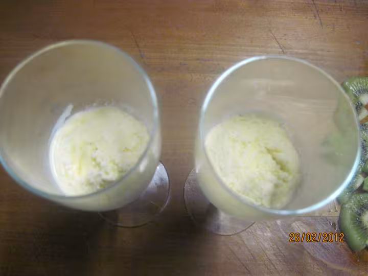 Coupes de glace vanille aux kiwis