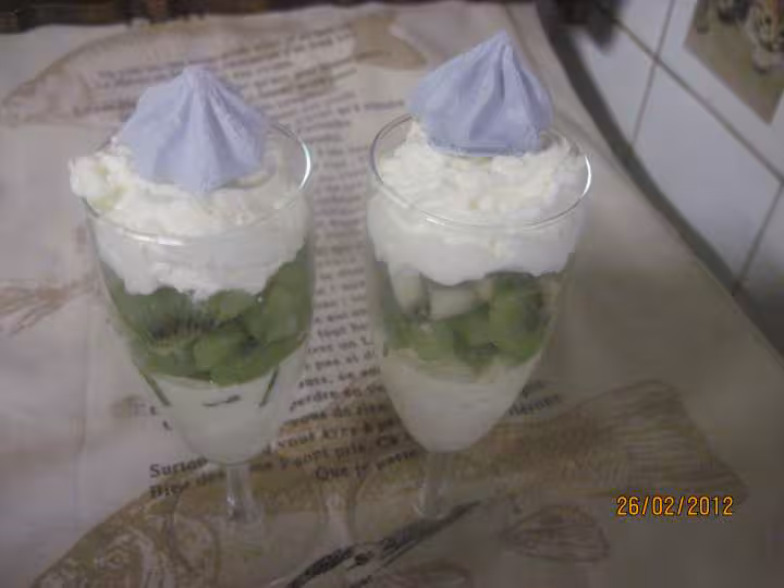 Coupes de glace vanille aux kiwis