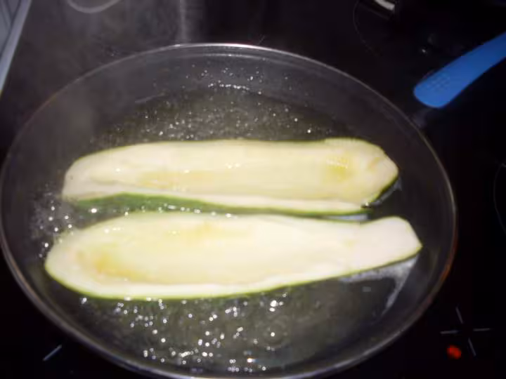 Courgettes farcies de petits legumes 1 oeuf