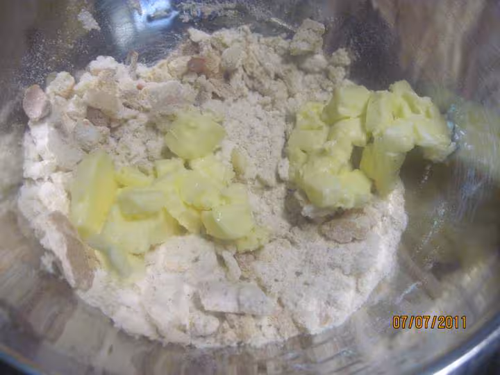 Crumble sale aux escalopes de jambon aux legumes de saison