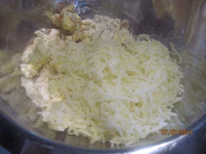 Crumble sale aux escalopes de jambon aux legumes de saison