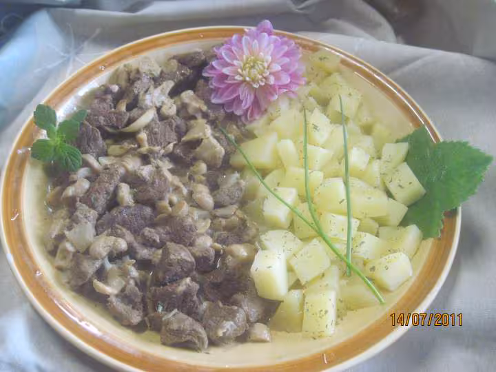 Cubes de boeuf aux champignons en sauce colombo