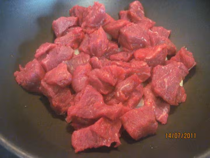 Cubes de boeuf aux champignons en sauce colombo