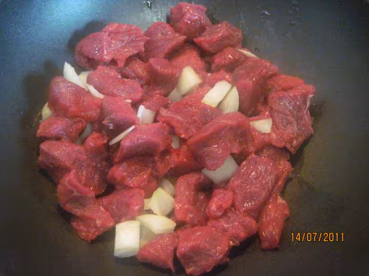 Cubes de boeuf aux champignons en sauce colombo