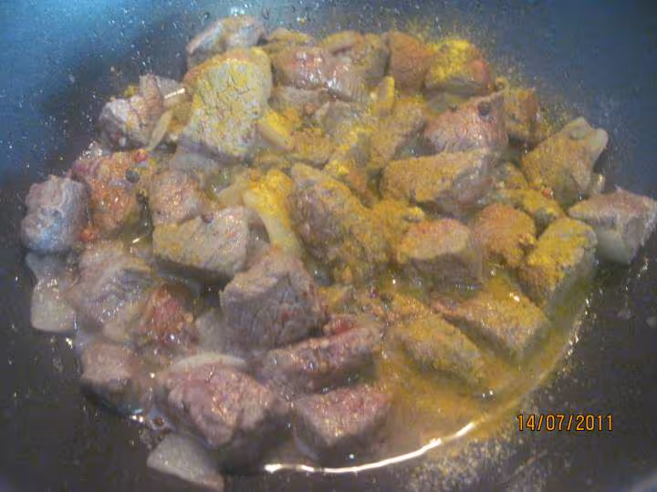 Cubes de boeuf aux champignons en sauce colombo