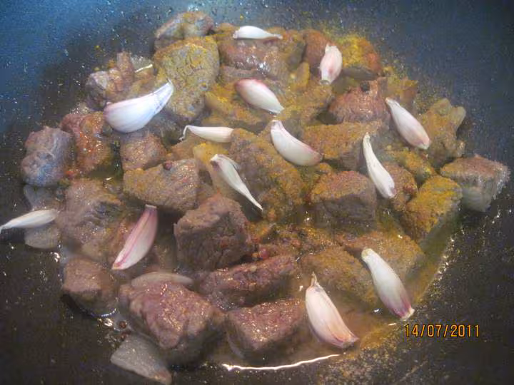 Cubes de boeuf aux champignons en sauce colombo