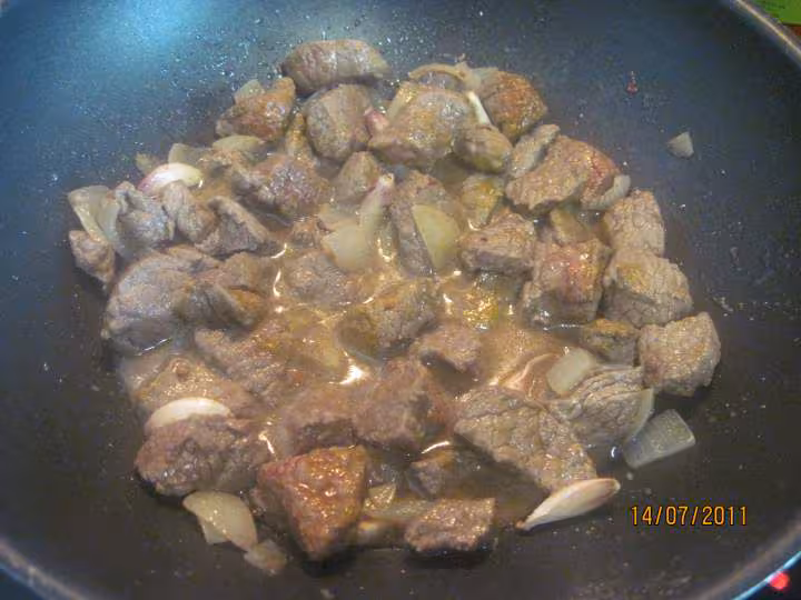 Cubes de boeuf aux champignons en sauce colombo
