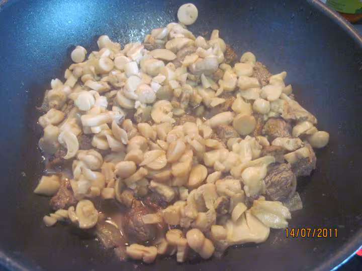 Cubes de boeuf aux champignons en sauce colombo