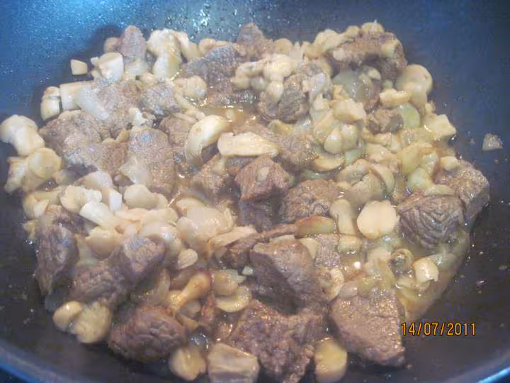 Cubes de boeuf aux champignons en sauce colombo