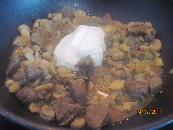 Cubes de boeuf aux champignons en sauce colombo