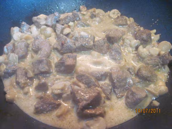 Cubes de boeuf aux champignons en sauce colombo