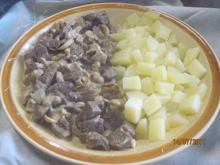 Cubes de boeuf aux champignons en sauce colombo