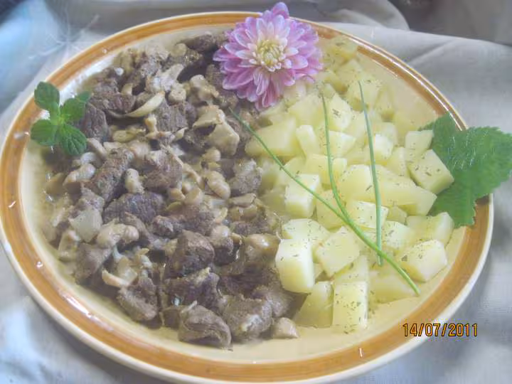 Cubes de boeuf aux champignons en sauce colombo