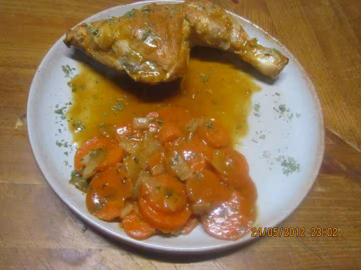 Cuisses de poulet aux carottes a sauce tomates et cumin