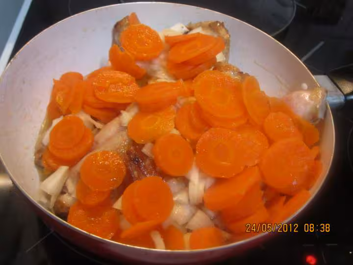 Cuisses de poulet aux carottes a sauce tomates et cumin