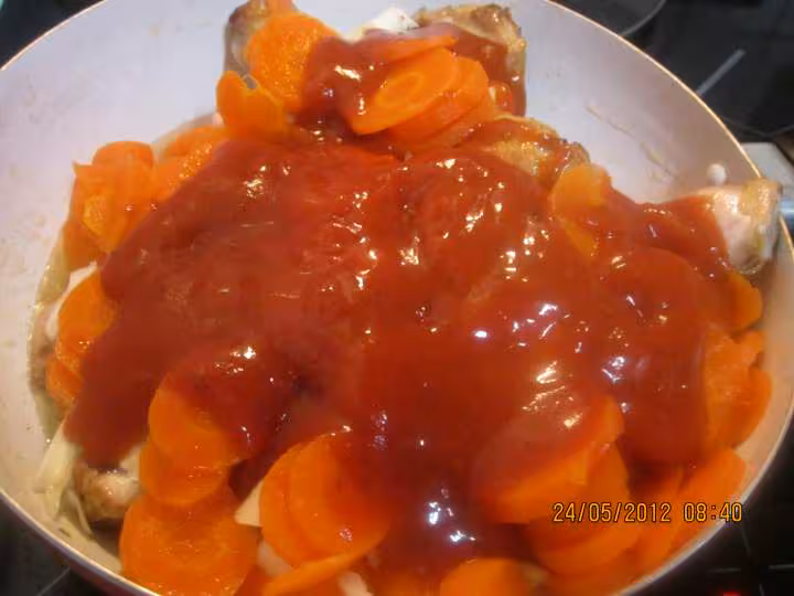 Cuisses de poulet aux carottes a sauce tomates et cumin