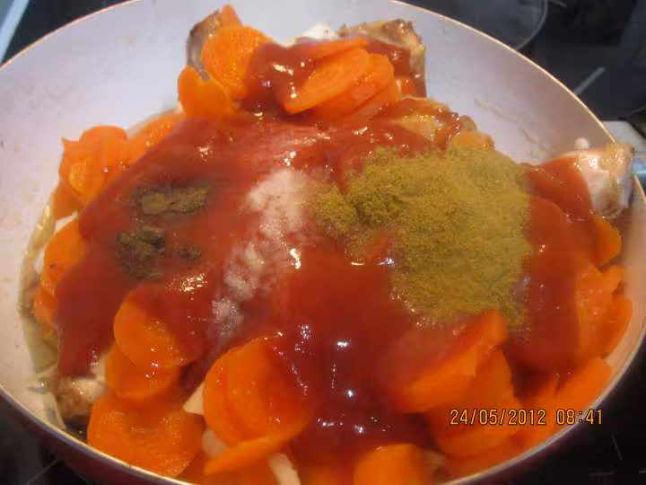 Cuisses de poulet aux carottes a sauce tomates et cumin