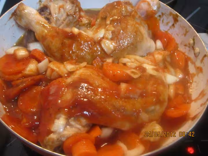 Cuisses de poulet aux carottes a sauce tomates et cumin