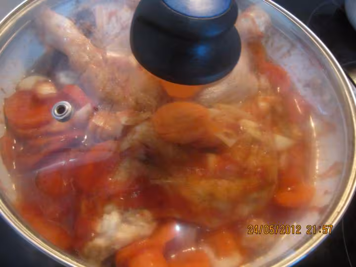 Cuisses de poulet aux carottes a sauce tomates et cumin