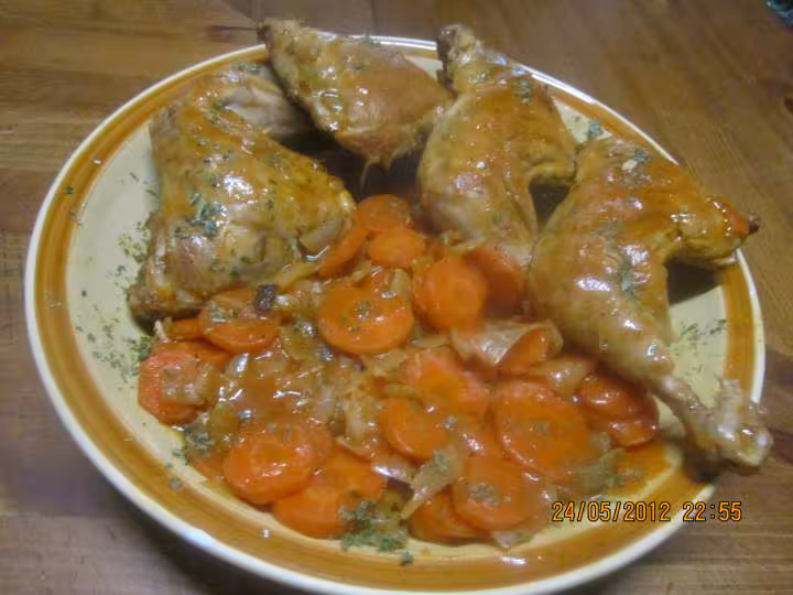 Cuisses de poulet aux carottes a sauce tomates et cumin