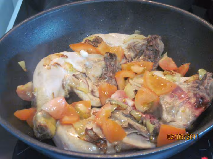 Cuisses de poulet en sauce tomate