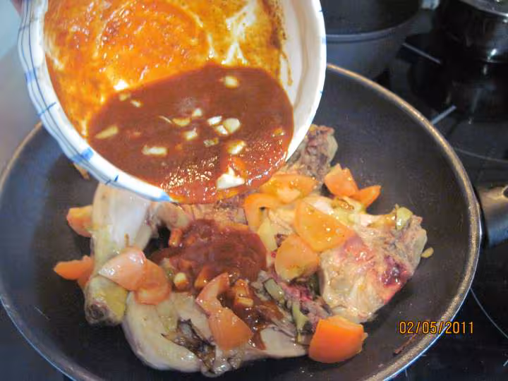 Cuisses de poulet en sauce tomate
