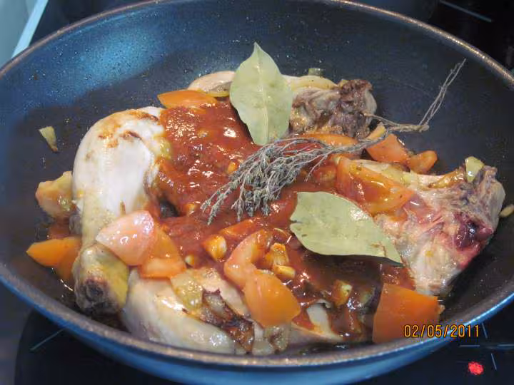 Cuisses de poulet en sauce tomate