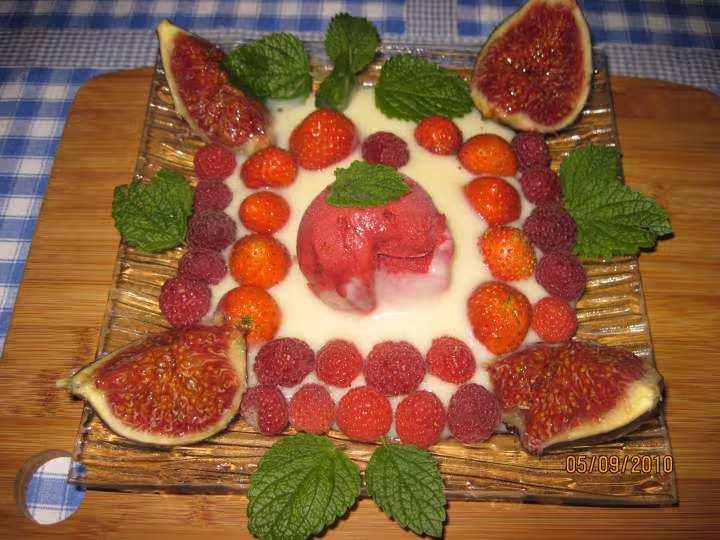 Dessert de fruits saison a la creme dessert