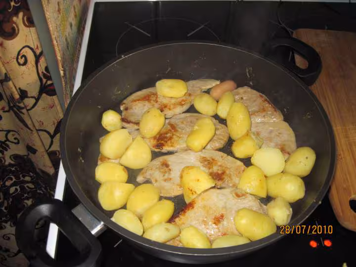 Escalopes aux pommes de terre en sauce