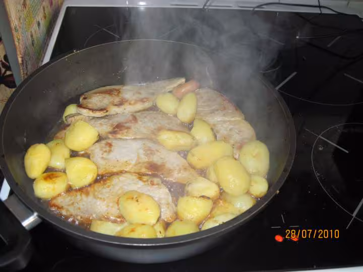 Escalopes aux pommes de terre en sauce