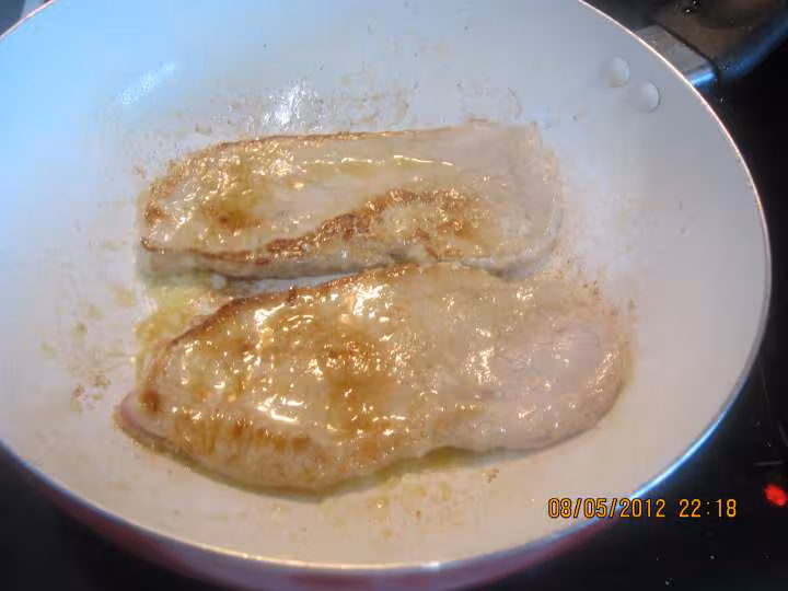 Escalopes de porc gratinees sauce bechamel champignons