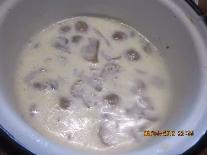 Escalopes de porc gratinees sauce bechamel champignons
