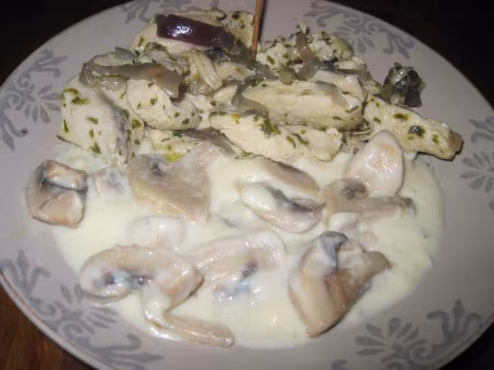 Escalopes de poulet a la sauce bechamel aux champignons