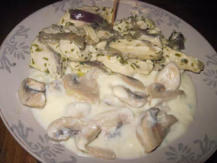 Escalopes de poulet a la sauce bechamel aux champignons