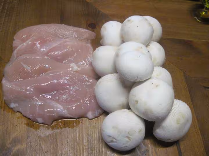 Escalopes de poulet a la sauce bechamel aux champignons